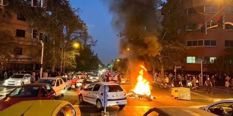 Una motocicleta de la policía arde durante una protesta por la muerte de Mahsa Amini, una mujer que murió tras ser detenida por la "policía de la moral" de la república islámica, en Teherán, Irán, el 19 de septiembre de 2022.