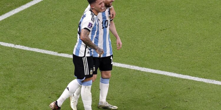 Lusail (Qatar), 26/11/2022.- Enzo Fernandez (L) of Argentina celebrates with teammate Lionel Messi after scoring the 2-0 during the FIFA World Cup 2022 group C soccer match between Argentina and Mexico at Lusail Stadium in Lusail, Qatar, 26 November 2022. (Mundial de Fútbol, Estados Unidos, Catar) EFE/EPA/Rungroj Yongrit