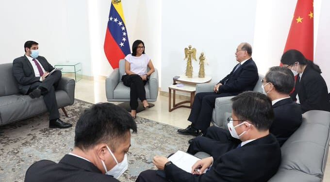 Delcy Rodríguez y la delegación del Gobierno de China. Foto @ViceVenezuela