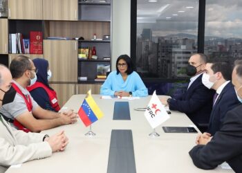 Delcy Rodríguez y los delegados de la Cruz Roja Media Luna. Foto VTV.