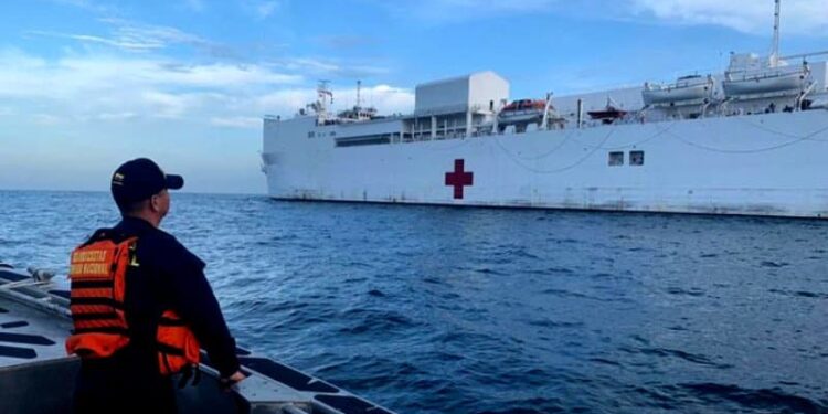 El buque hospital USNS Comfort de Estados Unidos. Foto Twitter.