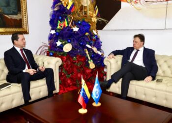 El canciller del régimen de Nicolás Maduro, Carlos Faría, y el director de la oficina de la Unesco en Quito y representante para Bolivia, Colombia, Ecuador y el país caribeño, Julio Carranza. Foto @Fariacrt