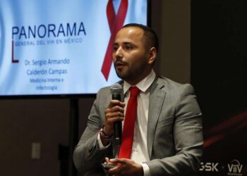 El médico especialista en infectología del Centro Médico ABC Armando Calderón Campas participa en una conferencia de prensa, hoy en la Ciudad de México (México). Mejorar el diagnóstico del VIH en México es fundamental para reducir la transmisión del virus, ya que se estima que al menos tres de cada 10 personas infectadas no saben que son portadoras y, por tanto, pueden transmitir el virus a otras, consideraron este martes especialistas. EFE/Mario Guzmán