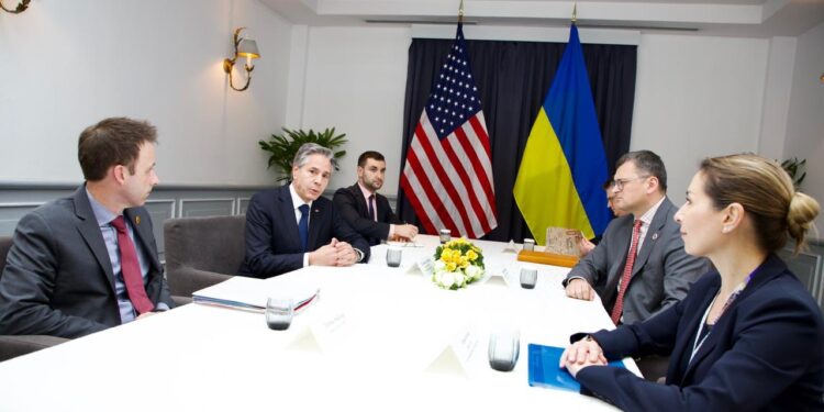 El ministro de Asuntos Exteriores ucraniano, Dimitro Kuleba, en reunión con el secretario de Estado norteamericano, Antony Blinken. Foto @DmytroKuleba