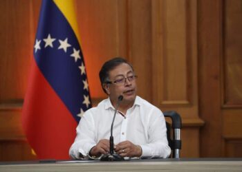 El presidente de Colombia, Gustavo Petro, habla durante una rueda de prensa con su homólogo de Venezuela, Nicolás Maduro, hoy en el Palacio de Miraflores, en Caracas (Venezuela). La reunión de ambos mandatarios se realiza con el fin de hablar sobre la relación bilateral, la reapertura de la frontera y el reingreso del país caribeño al Sistema Interamericano de Derechos Humanos. EFE/ Miguel Gutiérrez