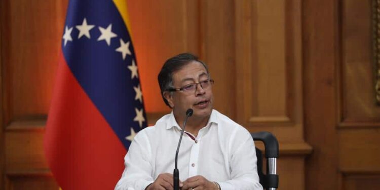 El presidente de Colombia, Gustavo Petro, habla durante una rueda de prensa con su homólogo de Venezuela, Nicolás Maduro, hoy en el Palacio de Miraflores, en Caracas (Venezuela). La reunión de ambos mandatarios se realiza con el fin de hablar sobre la relación bilateral, la reapertura de la frontera y el reingreso del país caribeño al Sistema Interamericano de Derechos Humanos. EFE/ Miguel Gutiérrez