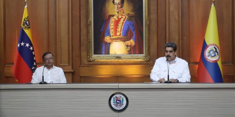 Nicolás Maduro (d), habla durante una rueda de prensa con su homólogo de Colombia, Gustavo Petro, hoy, en el Palacio de Miraflores, en Caracas (Venezuela). La reunión de ambos mandatarios se realiza con el fin de hablar sobre la relación bilateral, la reapertura de la frontera y el reingreso del país caribeño al Sistema Interamericano de Derechos Humanos. EFE/ Miguel Gutiérrez