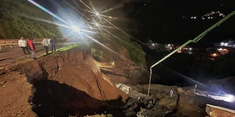 Falla de borde autopista Caracas-La Guaira. Foto @rvaraguayan