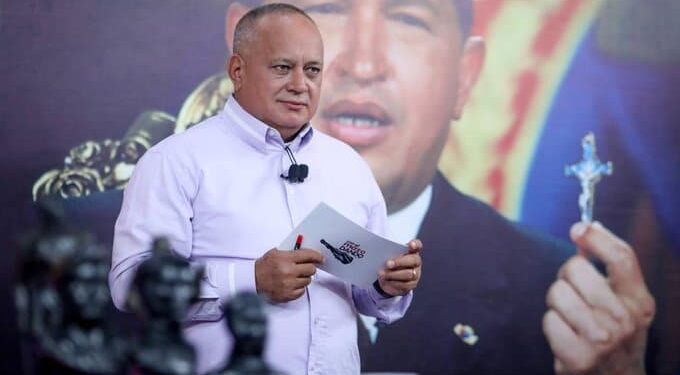 Diosdado Cabello. Foto Con el mazo.