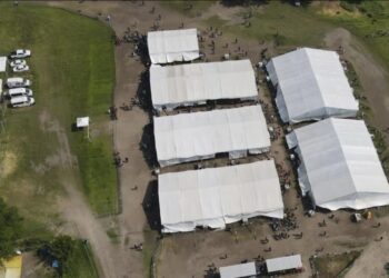 El campamento -cinco grandes carpas en las afueras del pueblo de San Pedro Tapanatepec con colchonetas, baños, agua y unos cuantos ventiladores para el sofocante calor- lleva funcionando desde inicios de agosto como centro de expedición de documentos de tránsito a extranjeros. Foto AP.