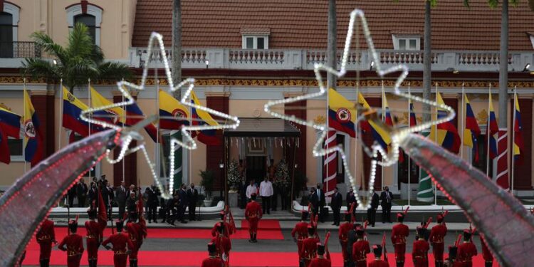 Nicolás Maduro (c2), posa con su homólogo de Colombia, Gustavo Petro (c1), previo a una reunión hoy, en el Palacio de Miraflores, en Caracas (Venezuela). La reunión de ambos mandatarios se realiza con el fin de hablar sobre la relación bilateral, la reapertura de la frontera y el reingreso del país caribeño al Sistema Interamericano de Derechos Humanos. EFE/ Miguel Gutiérrez