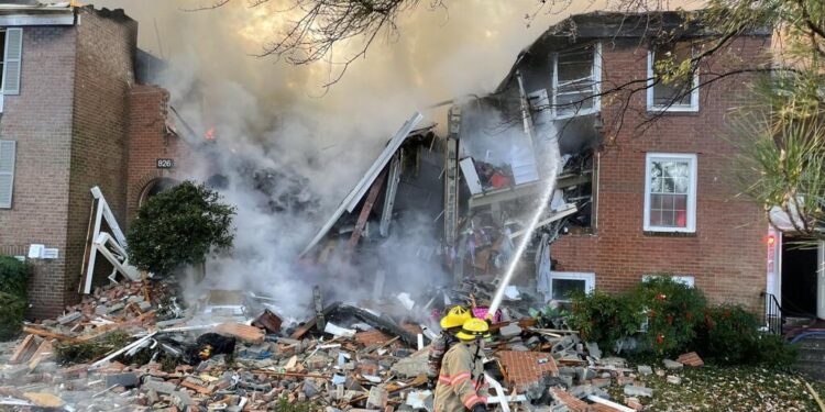 Más de 100 agentes del Departamento de Bomberos de Montgomery trabajaron en el lugar. Crédito cortesía Pete Piringer