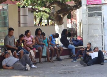 Un grupo de migrantes, en su mayoría de origen centroamericano, se prepara para salir en caravana rumbo a la frontera norte mexicana, hoy, en la ciudad de Tapachula, estado de Chiapas (México). Cientos de migrantes que han ingresado de manera irregular en las últimas semanas, desde Centro y Suramérica, a la ciudad mexicana de Tapachula, fronteriza con Guatemala, buscan arrancar este domingo una caravana que intentará avanzar a la frontera norte de México y luego a Estados Unidos. EFE/ Juan Manuel Blanco