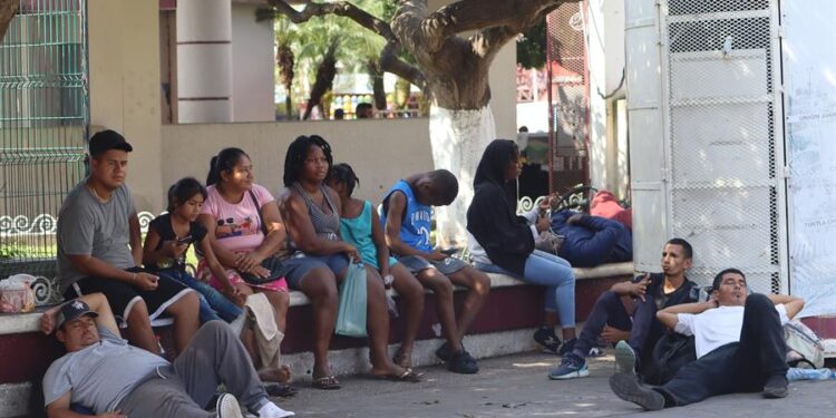 Un grupo de migrantes, en su mayoría de origen centroamericano, se prepara para salir en caravana rumbo a la frontera norte mexicana, hoy, en la ciudad de Tapachula, estado de Chiapas (México). Cientos de migrantes que han ingresado de manera irregular en las últimas semanas, desde Centro y Suramérica, a la ciudad mexicana de Tapachula, fronteriza con Guatemala, buscan arrancar este domingo una caravana que intentará avanzar a la frontera norte de México y luego a Estados Unidos. EFE/ Juan Manuel Blanco