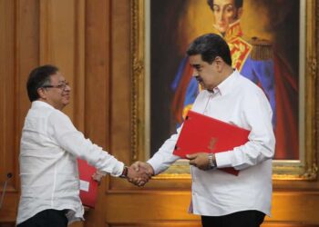 Nicolás Maduro (d), intercambia documentos con su homólogo de Colombia, Gustavo Petro, hoy, en el Palacio de Miraflores, en Caracas (Venezuela). La reunión de ambos mandatarios se realiza con el fin de hablar sobre la relación bilateral, la reapertura de la frontera y el reingreso del país caribeño al Sistema Interamericano de Derechos Humanos. EFE/ Miguel Gutiérrez