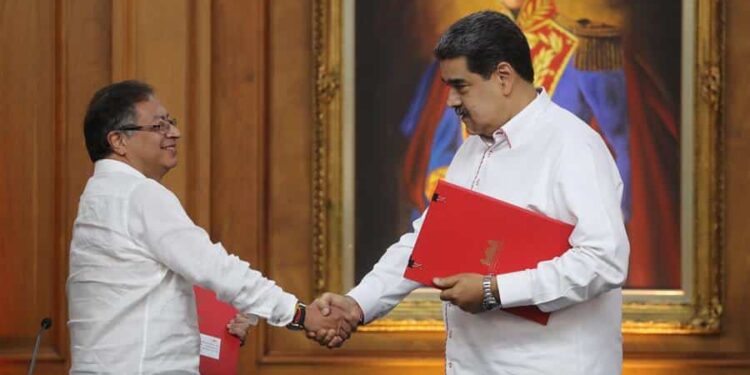 Nicolás Maduro (d), intercambia documentos con su homólogo de Colombia, Gustavo Petro, hoy, en el Palacio de Miraflores, en Caracas (Venezuela). La reunión de ambos mandatarios se realiza con el fin de hablar sobre la relación bilateral, la reapertura de la frontera y el reingreso del país caribeño al Sistema Interamericano de Derechos Humanos. EFE/ Miguel Gutiérrez