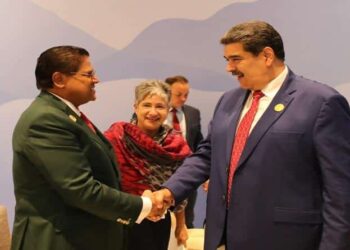 Nicolás Maduro y el presidente de Suriname, Chan Santokhi. Foto Twitter.