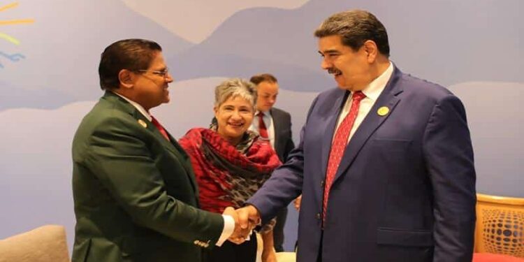 Nicolás Maduro y el presidente de Suriname, Chan Santokhi. Foto Twitter.
