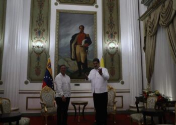 Presidente de Colombia, Gustavo Petro y Nicolás Maduro, en el Palacio de Miraflores, Caracas. Foto EFE