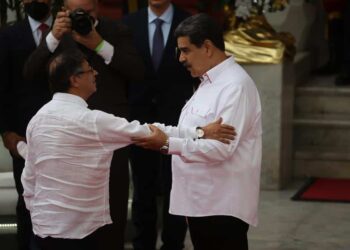 Presidente de Colombia, Gustavo Petro y Nicolás Maduro, en el Palacio de Miraflores, Caracas. Foto EFE.