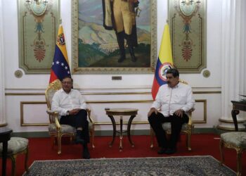 Presidente de Colombia, Gustavo Petro y Nicolás Maduro, en el Palacio de Miraflores, Caracas. Foto EFE.