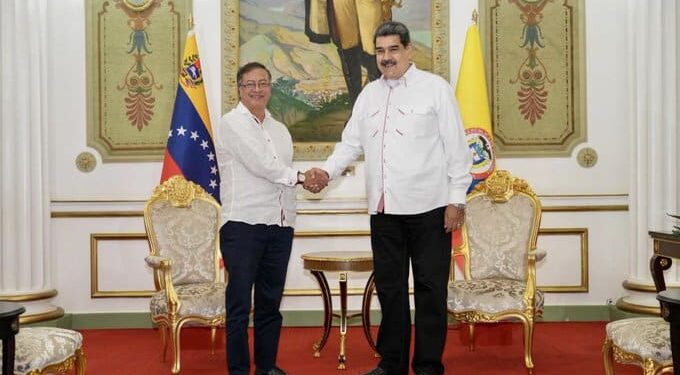 Presidente de Colombia, Gustavo Petro y Nicolás Maduro en el Palacio de Miraflores. Foto @AABenedetti