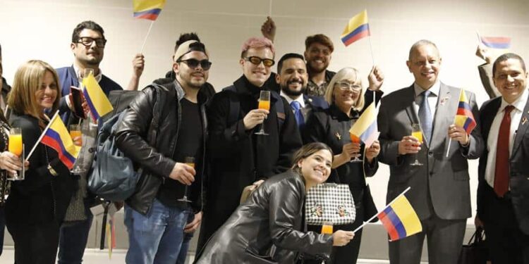 Pasajeros del vuelo 8820 de la aerolínea Turpial llegan al Aeropuerto El Dorado procedentes de Caracas, hoy, en Bogotá (Colombia). La aerolínea venezolana Turpial, realizó este lunes su primer vuelo procedente de Caracas (Venezuela), al Aeropuerto El Dorado de Bogotá luego de la apertura de fronteras y reactivación económica acordada por los Gobiernos de ambos países. EFE/Carlos Ortega