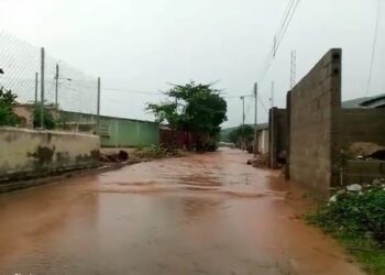 Se desbordó una quebrada en la zona de La Llanada, en Cumaná Sucre. Foto captura de video.