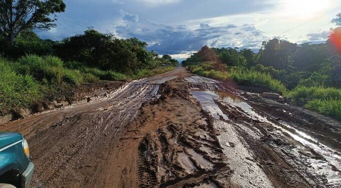 Carretera troncal 10 del estado Bolívar. Foto @radiofeyalegria