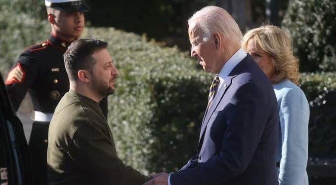 Volodymyr Zelensky y Joe Biden. Foto @DialoguemosINFO