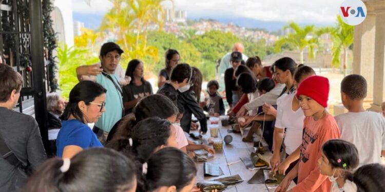 Niños aprenden a hacer hallacas, el plato típico de navidad en Venezuela. [Foto: Nicole Kolster]