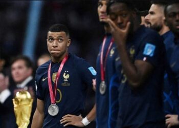 La decepción de Kylian Mbappe y el resto de sus compañeros tras la final perdida ante la Argentina por penales. Foto REUTERS Dylan Martinez.