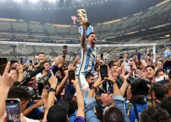 Lionel Messi celebra con el trofeo, la Copa Mundial de la FIFA; todas la smiradas y todos los celulares apuntan a su figura
Marc Atkins - Getty Images Europe