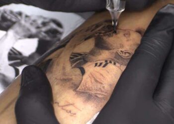 Una persona se hace un tatuaje de Lionel Messi besando la Copa del Mundo, el 20 de diciembre de 2022 en Rosario (Argentina). El furor por Messi no tiene límite. Menos aún en Rosario, la ciudad que lo vio nacer, donde algunos de los principales salones de tatuaje no dan abasto para atender las solicitudes recibidas para inmortalizar en la piel el rostro del ídolo, tras ganar Argentina el domingo pasado su tercer Mundial. EFE/ Rodrigo García