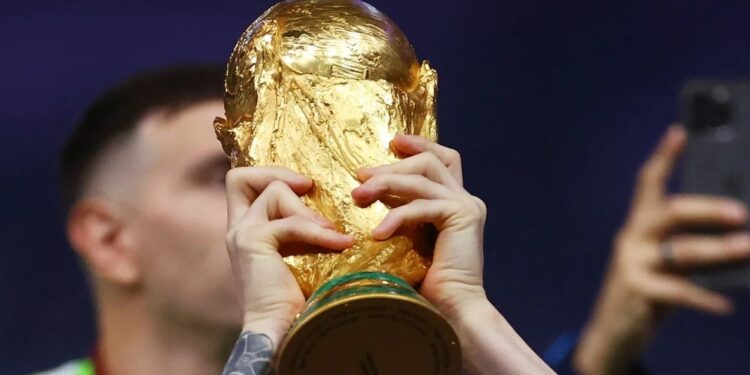 Messi con la copa del Mundo. Foto agencias.