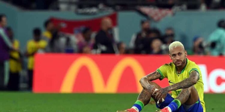 El delantero brasileño Neymar Jr lamenta la derrota ante Croacia tras su encuentro de cuartos de final del Mundial de Qatar 2022, este viernes en Doha (Catar). EFE/ Neil Hall