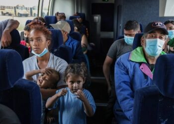 Un autobús lleno de personas de Venezuela, Nicaragua y Cuba es transportado desde Eagle Pass, TX por un grupo de voluntarios de la Liga de Ciudadanos Latinoamericanos Unidos el domingo 18 de septiembre de 2022. | Carl Juste/Miami Herald a través de Getty Images