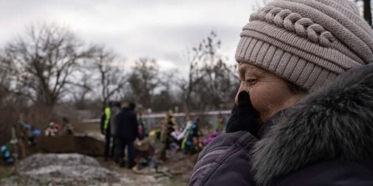 Tamila Pyhyda llora durante la exhumación de su marido, Serhii Pyhyda, asesinado por fuerzas rusas, en la localidad recién liberada de Vysokopillya, Ucrania, el lunes 5 de diciembre de 2022. Los ocupantes rusos dejaron toda clase de trampas cuando huyeron de la ciudad sureña de Jersón, que aún no ha vuelto a la normalidad. (AP Foto/Evgeniy Maloletka, Archivo)