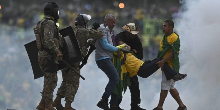 Policías enfrentan a seguidores del expresidente brasileño Jair Bolsonaro que invadían el Palacio de Planalto, sede del Ejecutivo, y la Corte Suprema, en Brasilia (Brasil), el pasado 8 de enero de 2023. EFE/André Borges