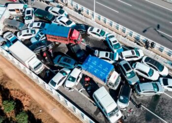 Catastrófico accidente de tránsito en China. Foto Twiter.