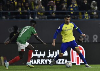 Riyadh (Saudi Arabia), 22/01/2023.- Al Nassr's Cristiano Ronaldo (R) in action against Al Ettifaq's Abdullah Al-Khateeb during the Saudi Pro League soccer match between Al-Nassr and Al Ettifaq in Riyadh, Saudi Arabia, 22 January 2023. (Arabia Saudita) EFE/EPA/STR