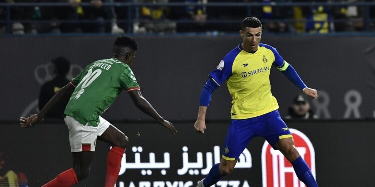 Riyadh (Saudi Arabia), 22/01/2023.- Al Nassr's Cristiano Ronaldo (R) in action against Al Ettifaq's Abdullah Al-Khateeb during the Saudi Pro League soccer match between Al-Nassr and Al Ettifaq in Riyadh, Saudi Arabia, 22 January 2023. (Arabia Saudita) EFE/EPA/STR