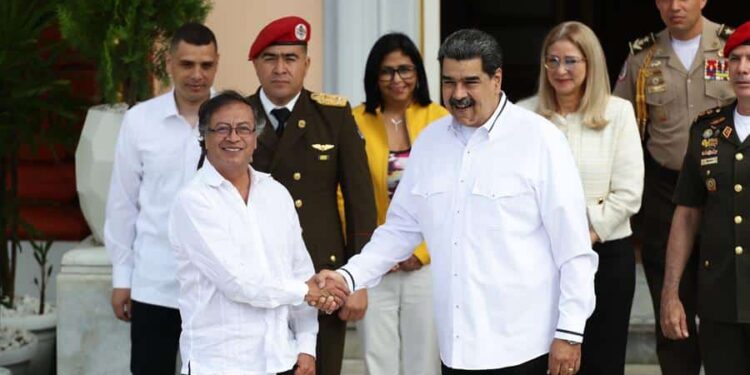 Nicolás Maduro (der.), recibió este sábado a su homólogo de Colombia, Gustavo Petro. Foto EFE