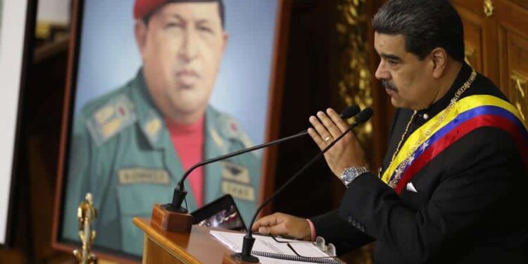 Nicolás Maduro, ofrece un discurso ante la Asamblea Nacional durante una rendición de cuentas sobre su Gobierno en el año 2022, hoy, en Caracas (Venezuela). Desde la sede del Legislativo, en Caracas, el presidente Nicolás Maduro rendirá cuentas sobre su gestión en 2022. Mientras tanto, el ministro de Relaciones Exteriores, Yván Gil, aseguró que el "rol que juega Venezuela como fuente de país energético", con una "una capacidad de infraestructura creada en revolución", va a ser "fundamental" en el mundo. EFE/ Miguel Gutiérrez