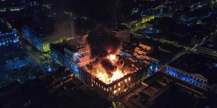 Fotografía del incendio de un edificio hoy, en el centro de Lima (Perú). Un incendio de grandes dimensiones arrasó este jueves una casona del centro histórico de Lima, apenas a unos metros de la icónica Plaza San Martín, epicentro de la gran manifestación antigubernamental en la capital peruana. EFE/ Renato Pajuelo