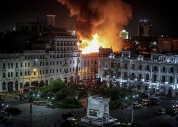 Fotografía del incendio de un edificio hoy, en el centro de Lima (Perú). Un incendio de grandes dimensiones arrasó este jueves una casona del centro histórico de Lima, apenas a unos metros de la icónica Plaza San Martín, epicentro de la gran manifestación antigubernamental en la capital peruana. EFE/ Str