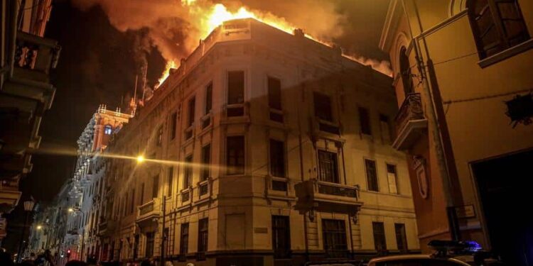 Fotografía del incendio de un edificio hoy, en el centro de Lima (Perú). Un incendio de grandes dimensiones arrasó este jueves una casona del centro histórico de Lima, apenas a unos metros de la icónica Plaza San Martín, epicentro de la gran manifestación antigubernamental en la capital peruana. EFE/ Str