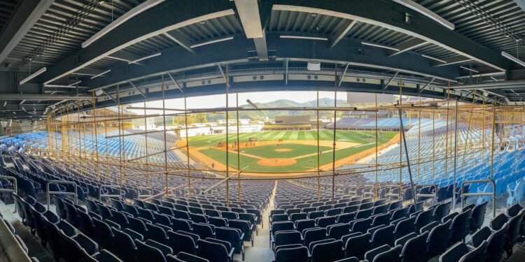 AME9495. CARACAS (VENEZUELA), 27/01/2023.- Vista del Estadio Néstor Isaías Látigo Chávez o Estadio de Béisbol de La Rinconada, el 19 de enero de 2023 en Caracas (Venezuela). Con un estadio moderno para casi 40.000 espectadores, un paseo colorido por la costa y la posibilidad de que los jugadores de Grandes Ligas (MLB, por sus siglas en inglés) puedan entrar a Venezuela tras la flexibilización de sanciones impuestas por Estados Unidos, el país caribeño mostrará, con la Serie del Caribe 2023, su "renacimiento" y capacidad para acoger grandes competiciones. EFE/ Rayner Peña R