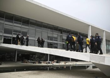 AME4954. BRASILIA (BRASIL), 08/01/2023.- Las fuerzas de seguridad detiene a los seguidores del expresidente brasileño Jair Bolsonaro que invadieron hoy, el Palacio de Planalto, sede del Ejecutivo, y la Corte Suprema, después de haber irrumpido antes en el Congreso Nacional en actos golpistas contra el presidente Luiz Inácio Lula da Silva, en Brasilia (Brasil). Decenas de agentes subieron la rampa que da acceso a la primera planta del palacio disparando gases lacrimógenos, mientras otro grupo de uniformados rodeaba el edificio. Seguidores del expresidente brasileño Jair Bolsonaro invadieron este domingo el Palacio de Planalto, sede del Ejecutivo, y la Corte Suprema, después de haber irrumpido antes en el Congreso Nacional en actos golpistas contra el presidente Luiz Inácio Lula da Silva. EFE/ Andre Borges