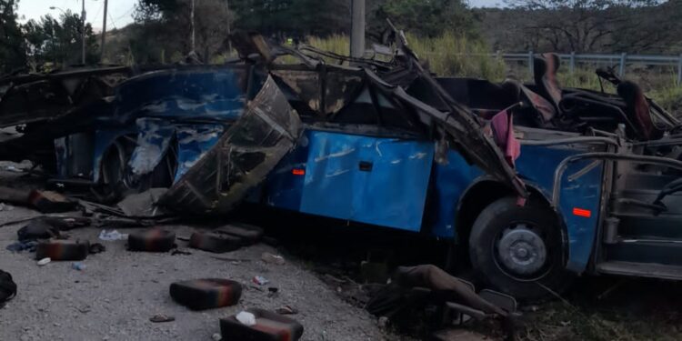 AME4787. GUALACA (PANAMÁ), 15/02/2023.- Fotografía cedida hoy por Noticias Chiricanas del autóbus que cayó de un precipicio la madrugada de este miércoles en el área de Gualaca, en el occidente de Panamá. Al menos 39 personas murieron y más de 20 resultaron heridas del autobús que "transportaba personas migrantes en tránsito por el istmo, desde las estaciones temporales de recepción migratoria en Darién", frontera con Colombia, y sufrió "un accidente camino a la estación de Los Planes de Gualaca, en la provincia de Chiriquí", limítrofe con Costa Rica. EFE/ Noticias Chiricanas SOLO USO EDITORIAL/NO VENTAS/SOLO DISPONIBLE PARA ILUSTRAR LA NOTICIA QUE ACOMPAÑA/CRÉDITO OBLIGATORIO/MÁXIMA CALIDAD DISPONIBLE